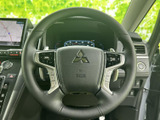 握りやすいステアリングで、快適なドライビングを実現。操作性にも優れており、運転中の疲労を軽減します。上質な素材感が魅力です。