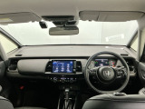【前方視界】開放的な前方視界!運転がしやすく疲れにくいです♪窓が大きく、見通しがとっても良いおクルマですよ♪