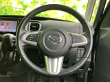 握りやすいステアリングは、運転操作をスムーズに。オーディオやハンズフリー通話などの操作も、指先ひとつで可能です。