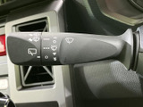 雨天時の視界を確保するワイパー操作を、直感的に行えます。運転中の安全性を高める機能です。