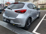 MAZDA2のリアビューは、マツダのデザインテーマ「魂動(こどう)」を反映し、コンパクトカーながら力強さとスタイリッシュさを両立させた造形が特徴です。