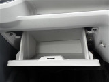 【グローブボックス】大容量のグローブボックスです!!車検証ケース他、日頃使う小物類の収納スペースもたくさんあります!