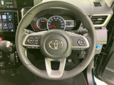 握りやすいステアリングは、運転の楽しさを向上させます。操作性も高く、スムーズなハンドリングを実現。快適なドライビングをサポートします。