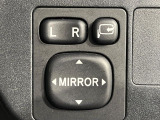 【電動格納ミラー】サイドミラーは電動格納式となっており、狭い駐車場でもキズがつくリスクを抑えられます。
