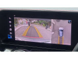 【360度カメラシステム】リバースと連動し、車両後方の映像をディスプレィに表示歪みの少ないカメラにより鮮明な画像で後退の運転操作をサポートします。