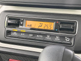 【オートエアコン】一度お好みの温度に設定すれば、車内の温度を検知し風量や温度を自動で調整。暑い&hellip;寒い&hellip;と何度もスイッチ操作をする必要はありません。快適な車内空間には必須の機能ですね♪