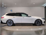 BMWでは重量配分にもこだわりがあり、FRモデルでは50:50とFFモデルでも60:40と前後の重量バランスにこだわり、軽快なハンドリングを実現しております。