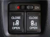 両側パワースライドドア付きだから、狭い駐車スペース等での乗り降り楽々!小さなお子様のいるご家庭には嬉しい装備。