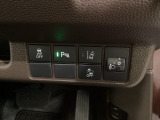 ハンドルの右側にはヘットライトリベライザーとHondaセンシング用のメインスイッチがついています。ヘッドライトリベライザーは道路状況や積荷の加重に応じてライトの高さを調節できます。