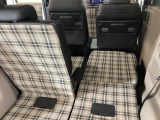 後席を前に倒せば、広くフラットな空間が出現。のんびり景色を眺めながら、自分の時間を過ごせます。