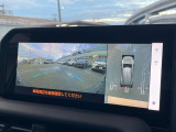 【パノラミックビューモニター】専用のカメラにより、上から見下ろしたような視点で360度クルマの周囲を確認することができます☆死角部分も確認しやすく、狭い場所での切り返しや駐車もスムーズに行えます。