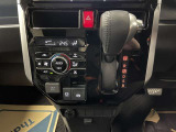 操作しやすいATシフトです♪シフトチェンジを気にしなくていいので運転だけに集中できますね!自然と手に届くところにある、手になじむ形状のシフトノブがいいですね♪