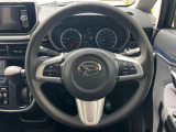 インテリアに合わせたデザインのステアリングは、運転される方のことも考え、運転しやすい形状、大きさです。是非一度、実際に触ってお確かめください。