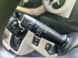 雨天時でもクリアな視界を確保できるワイパーレバー。操作も簡単で、運転に集中できます。雨の日も安心ですね。