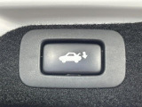 【パワーバックドア】スマートキーや運転席のボタンを押すだけでリアゲートが自動で開閉します!荷物を持っている時や、高い位置にあるバックドアを閉める際に便利な機能です♪