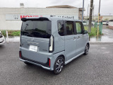 縦長のリアコンビネーションランプを採用。ボディーサイドから流れるキャラクターラインをテールゲートへとつなぐデザインにより、統一感を持たせています。