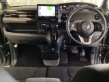 車内は光触媒抗菌消臭施工済です。スタイリッシュなデザインでスポーティなインパネ周りを演出します。グローブボックスやカップホルダーのほかにトレーなどたくさんの収納スペースが付いています。