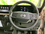 握りやすいステアリングは、運転操作をスムーズに行えます。操作性にも優れ、快適なドライビングをサポートします。