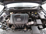 「SKYACTIV-G(ガソリン)」は、規格外の高圧縮を実現し、世界のエンジン技術者に驚きを与えました。さらに、それを維持したままノッキングの発生を抑え、熱効率を向上、走りにも寄与したエンジンです。