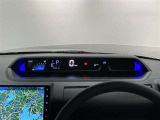 メーターが運転席から見やすいインパネ中央部に配置してるので走行中の視線移動が少なく快適です。