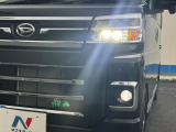【LEDヘッドライト】悪天候や夜間走行時も良好な視界を確保し安心して運転できる高輝度LEDヘッドライトを装備!点灯速度が早く、消費電力も抑えられています。
