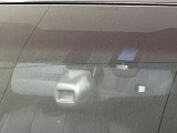 【プリクラッシュセーフティ】前方の車両等を検知し、衝突しそうな時は警報で注意を促し、ブレーキを踏む力をサポート。ブレーキを踏めなかった場合は衝突被害軽減ブレーキが作動、衝突回避をサポートします。