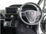 運転席側から見た写真です、お車にマッチングするように考えられたインパネデザイン!沢山のスイッチ類も運転される方が使いやすい位置に配置されていますね!