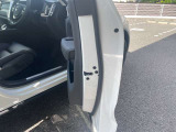 フロントドアの厚みをご覧ください。万が一の側面衝突を受けた時、ボルボ独自の側面衝撃吸収システムが衝撃をボディの各所に分散し、更に、内部のウルトラ高張力鋼板(ボロンスチール)が我々の命を守ってくれます。