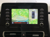 後方の状況を画面で確認できるので、狭い場所でも安全に駐車できます。ガイドライン表示も付いており、よりスムーズな駐車操作をサポートします。