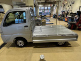 荷台は三方開き。アオリは軽量で軽い力で上げ降ろしができます。