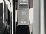 オートブレーキホールド機能は、ブレーキ操作によって停車した際に、自動的にブレーキ力を保持する機能。ブレーキ力が保持されているときにアクセルを踏むと、自動的にブレーキが解除され、発進することができます。
