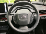 握りやすいステアリングは、長時間の運転でも疲れにくい設計。操作性にも優れ、快適なドライビングをサポートします。