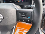 【クルーズコントロール】アクセル操作なしで一定速度を保つ機能。先行車との距離を自動調整する追従型が主流で、高速走行時の疲労を劇的に軽減します。長距離移動が多いお客様への商談では必須の快適装備です。
