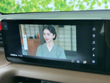 停車中には、TVでお気に入りの番組を楽しめます。長距離移動や待ち時間も、快適に過ごせる便利な機能です。車内でのリラックスタイムに最適。
