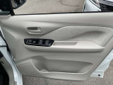 パワーウィンドウ装備です。運転席はオートになっているので、ワンタッチ開閉することが出来ます。