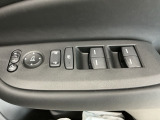 運転席のスイッチで全てのウィンドウの開閉操作を行うことができます。ロックボタンをONにしておくと、運転席以外のウィンドウは作動しないのでお子様を乗せているときなども安心ですね♪