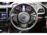 STI Sport専用のレッドステッチや高触感革を使用した本革巻きステアリングホイール。