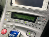 【オートエアコン】一度お好みの温度に設定すれば、車内の温度を検知し風量や温度を自動で調整。暑い&hellip;寒い&hellip;と何度もスイッチ操作をする必要はありません。快適な車内空間には必須の機能ですね♪
