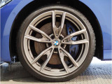 BMWの純正アロイホイールは軽量かつ強度にも優れているホイールで走行性能を引き上げる設計になっております。足元にもBMWは妥協がなくこだわっている個所になります。