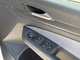 運転席ドアに集約されたパワーウィンドウスイッチで全窓をスマートに操作できます。