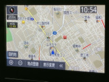 地図表示で目的地検索もスムーズ。使いやすいインターフェースで、運転中の情報収集をサポートします。快適なドライブを演出します。