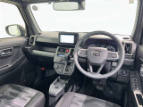 運転席まわりです。 各操作スイッチは使いやすい位置に配置されてます。