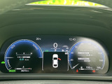 洗練されたデザインのメーターパネル。運転に必要な情報を分かりやすく表示し、安全運転をサポートします。視認性も高く、運転に集中できます。