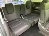 3列目シートも大人でもゆったりと座れるスペースを確保。多人数乗車時でも快適な移動が可能です。