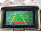 後方視認性を向上させ、安全な運転をサポートします。狭い道や駐車時にも、ガイドライン表示で距離感が分かりやすく、より安心して運転できます。