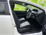 開放感のある室内空間。運転席からの視界も広く、運転操作もスムーズに行えます。清潔感も保たれています。