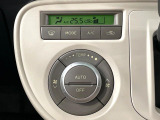 【オートエアコン】一度お好みの温度に設定すれば、車内の温度を検知し風量や温度を自動で調整。暑い&hellip;寒い&hellip;と何度もスイッチ操作をする必要はありません。快適な車内空間には必須の機能ですね♪