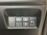 ハンドルの右側にはヘットライトリベライザーとHondaセンシング用のメインスイッチがついています。ヘッドライトリベライザーは道路状況や積荷の加重に応じてライトの高さを調節できます。
