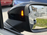 レーンチェンジアシスト。後方死角ゾーンの車両を検知してインジケーターが点灯、ドライバーに注意を促します。
