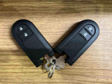 【スマートキー】 スマートキーを携帯していれば、ドアハンドルのボタンを押すだけでロックの解除ができます。
